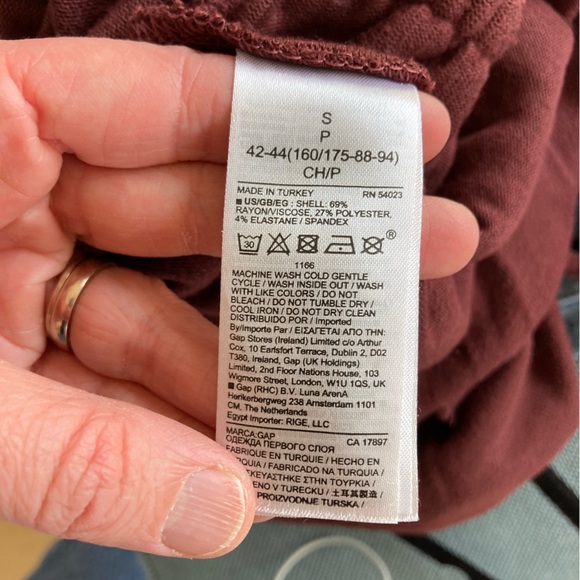 Gap Maternity Romper WITH pockets - Picture 9 of 9